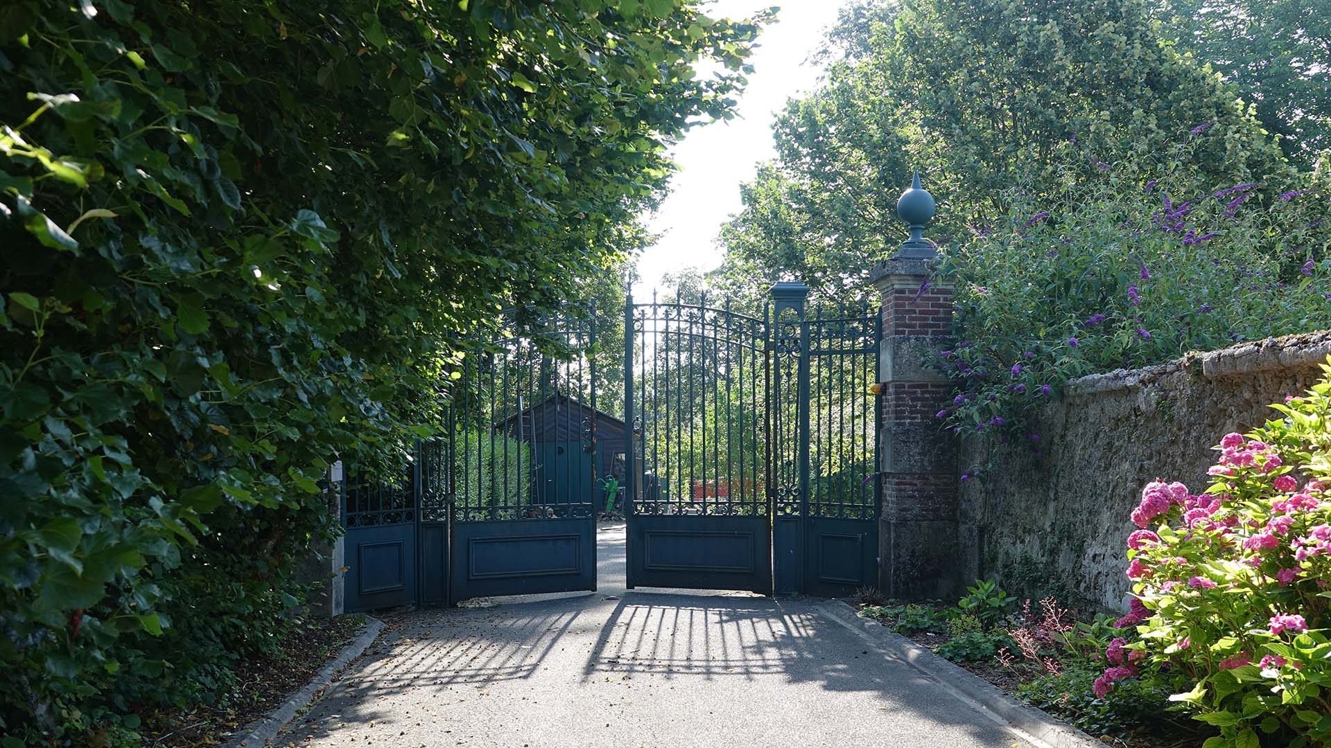 vue sur le portail d'entrée